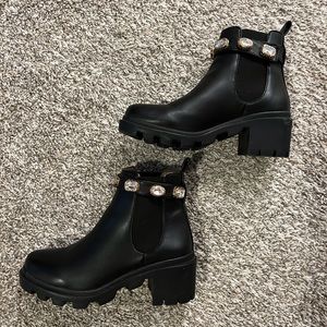 Steve Madden black booties